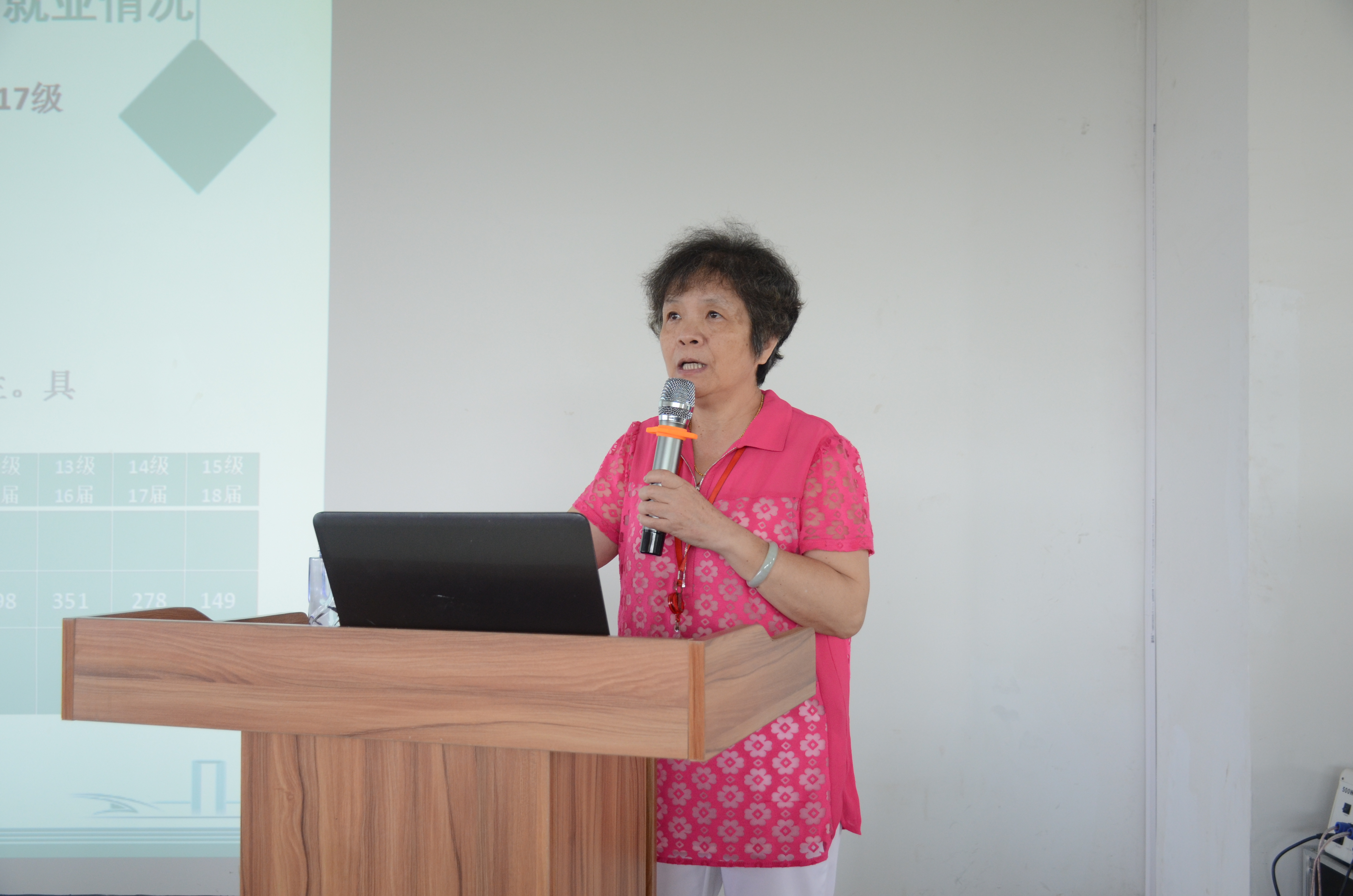 陈旭兰院长在新生见面会上的讲话.JPG 陈旭兰院长在新生见面会上的讲话.JPG