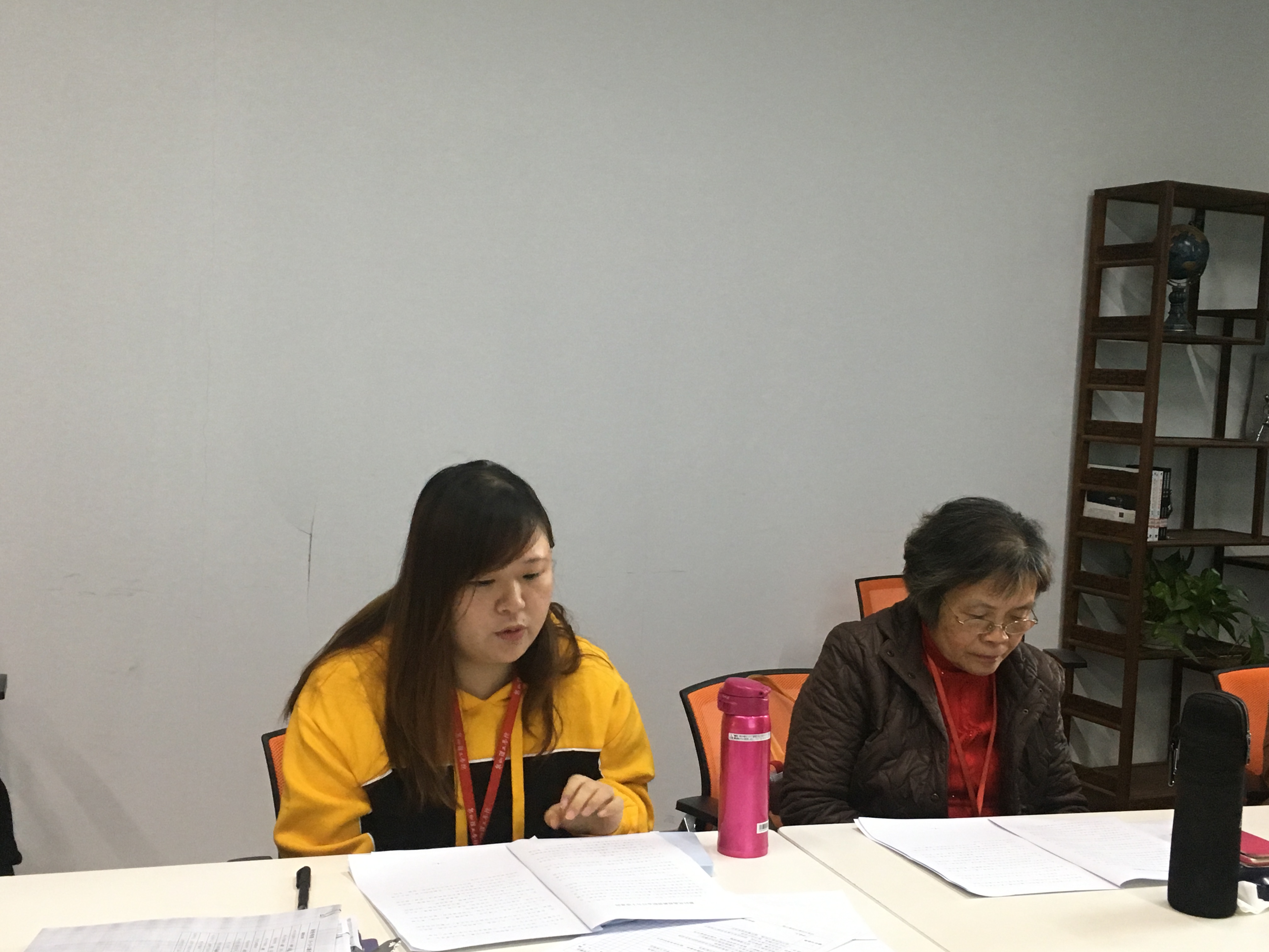 书记宣读文件内容.JPG 书记宣读文件内容.JPG