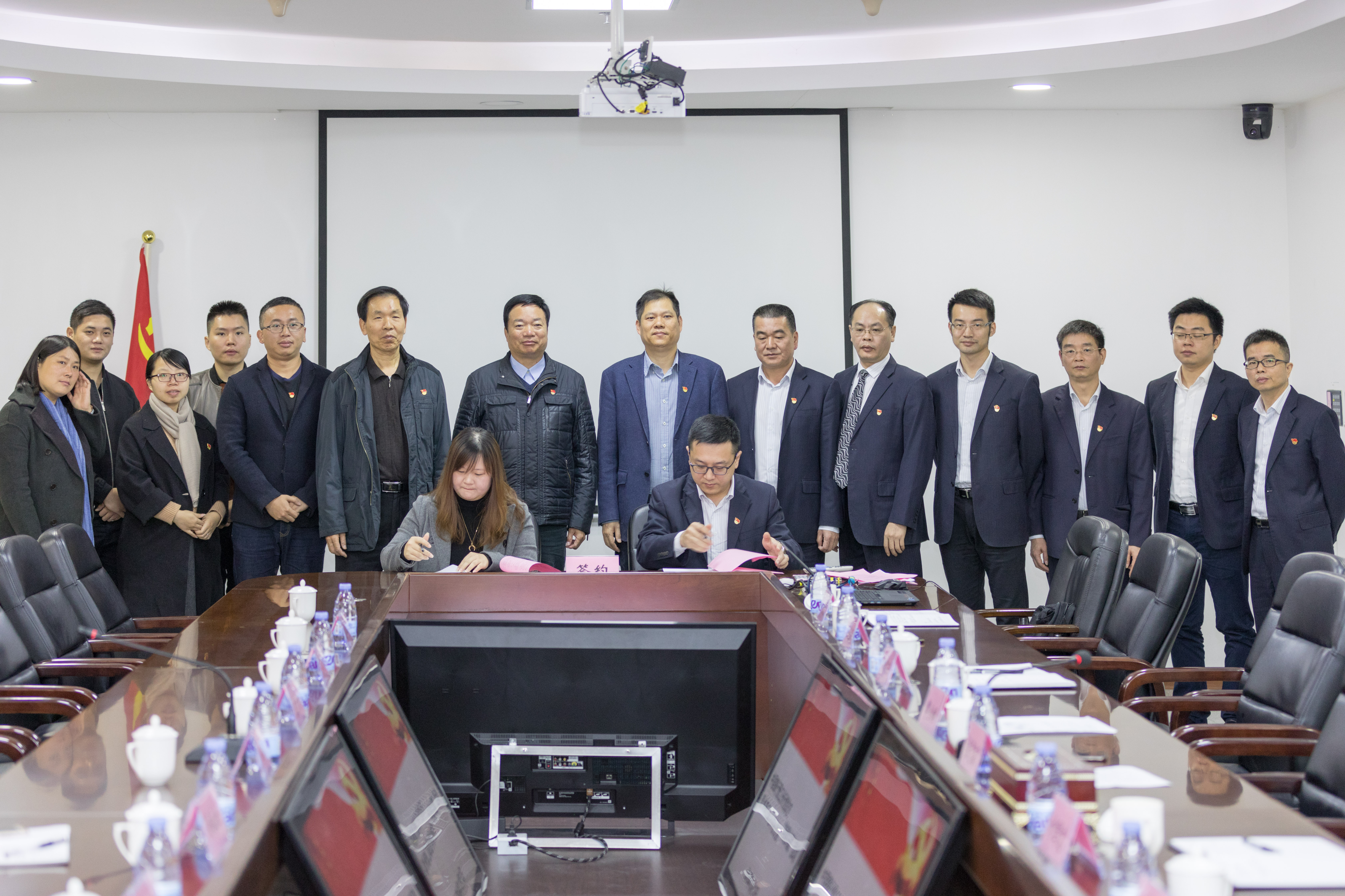 泉州理工职业学院财经学院党支部书记吴燕红与中国银行晋江安海支行党支部书记王玉明签订共建协议2.jpg 泉州理工职业学院财经学院党支部书记吴燕红与中国银行晋江安海支行党支部书记王玉明签订共建协议2.jpg